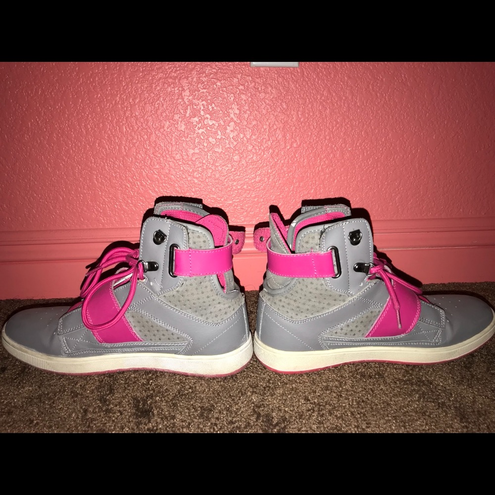 Grey and pink vlado